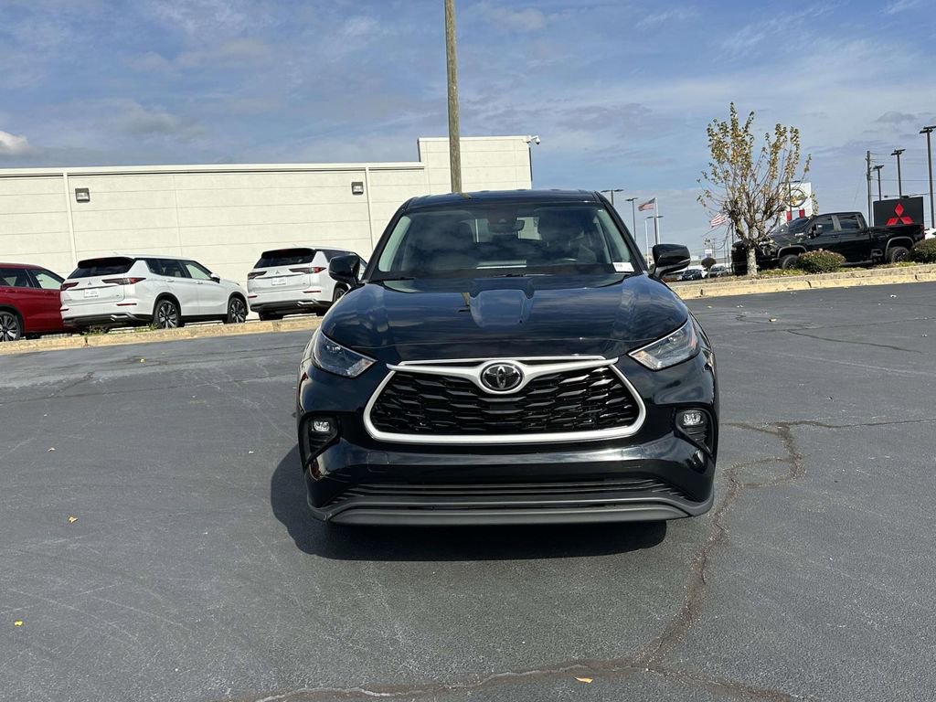 Used 2023 Toyota Highlander LE image 2