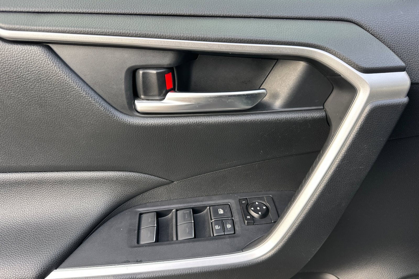 Used 2024 Toyota RAV4 SE image 11