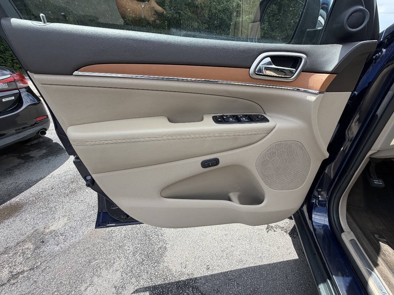 Used 2013 Jeep Grand Cherokee Overland w/ Advance Technology Group RWD image 13