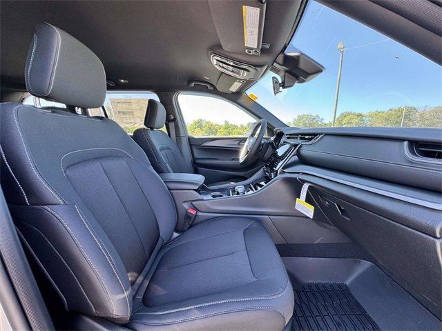 New 2025 Jeep Grand Cherokee Laredo w/ Luxury Tech Group I image 14