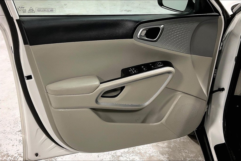 Used 2025 Kia Soul LX w/ LX Technology Package FWD image 21