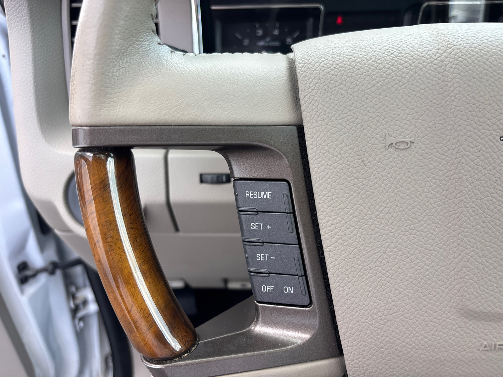 Used 2014 Lincoln Navigator L 4WD image 17