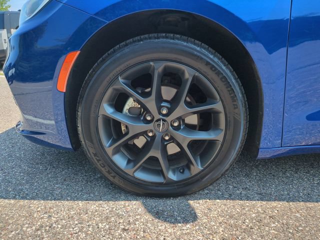 Used 2021 Chrysler Pacifica Touring-L w/ Uconnect Theater Family Group FWD image 21
