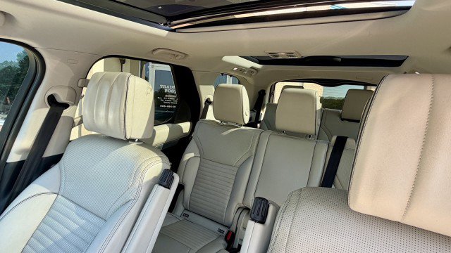 Used 2017 Land Rover Discovery First Edition AWD/4WD image 12