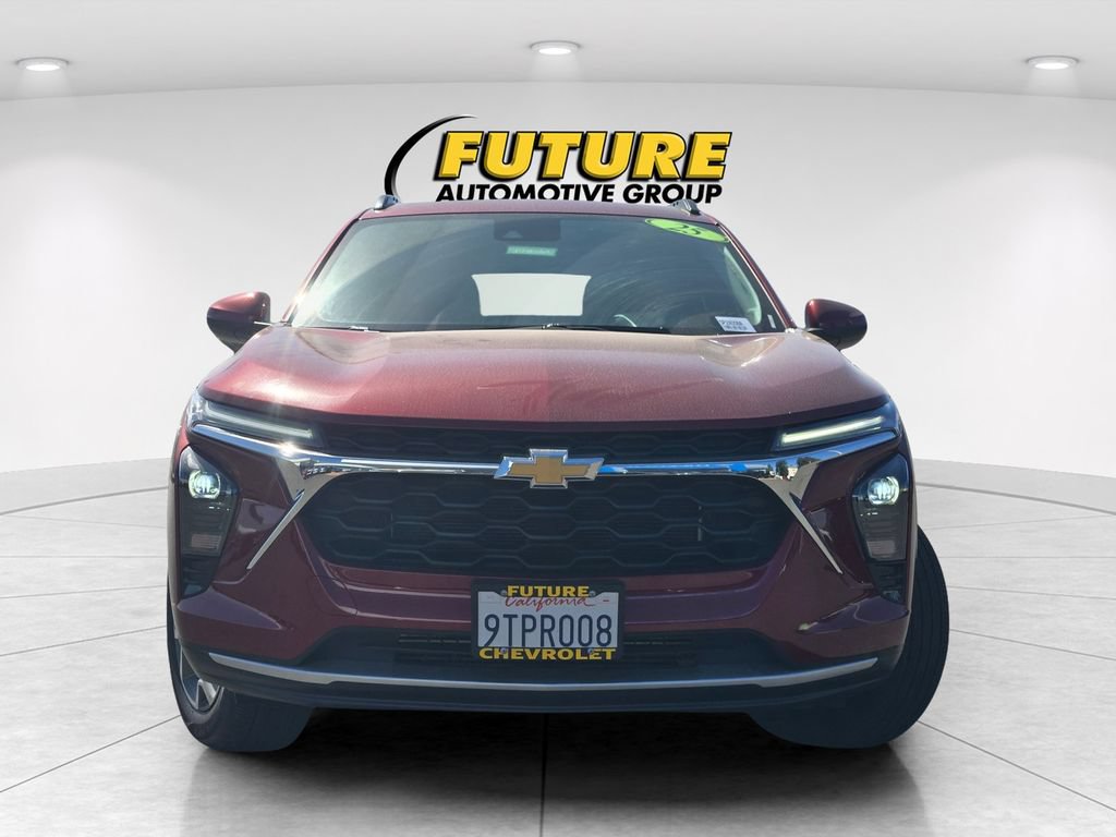 Used 2025 Chevrolet Trax LT w/ Driver Confidence Package FWD image 2