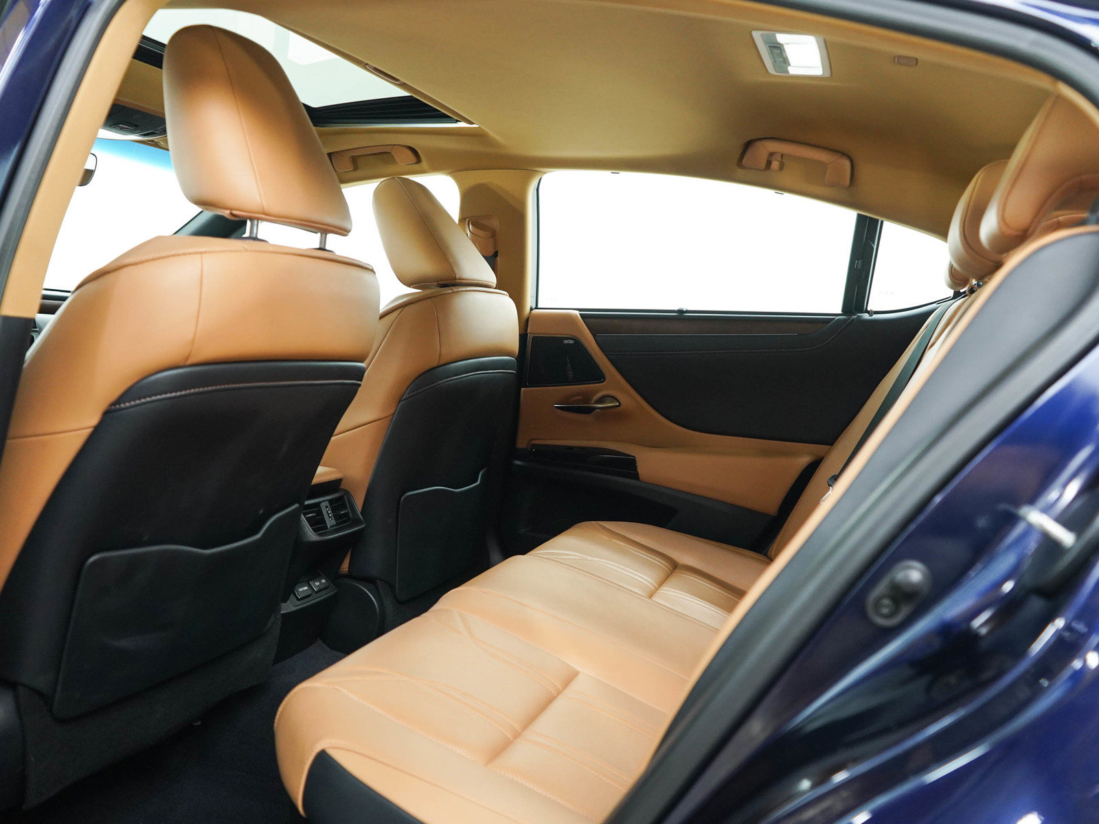 Used 2024 Lexus ES 300h FWD image 17