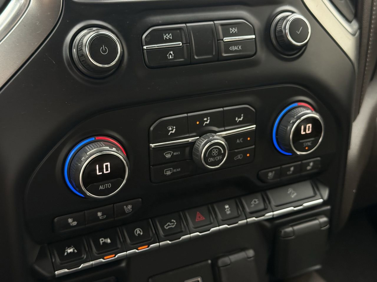 Used 2020 Chevrolet Silverado 1500 LTZ w/ LTZ Premium Package AWD/4WD image 20