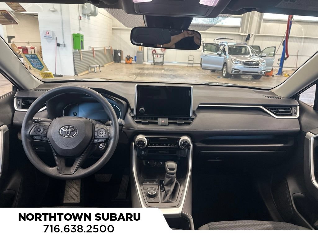 Used 2023 Toyota RAV4 LE AWD/4WD image 5