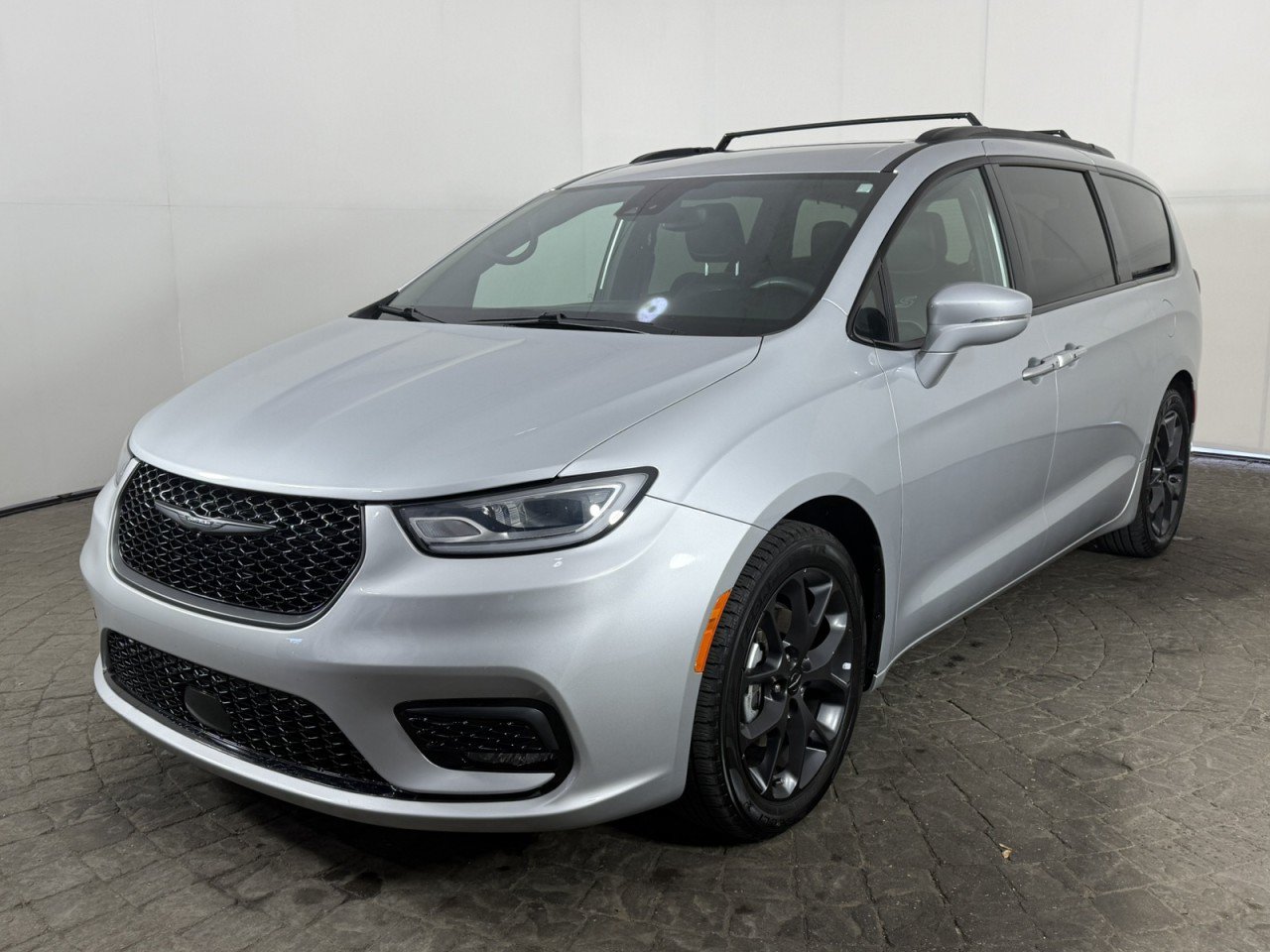 Used 2022 Chrysler Pacifica Touring-L w/ S Appearance Package FWD image 3