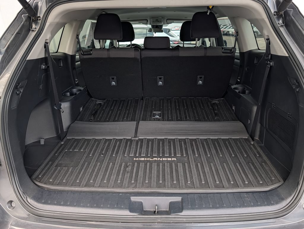 Used 2024 Toyota Highlander LE FWD image 7