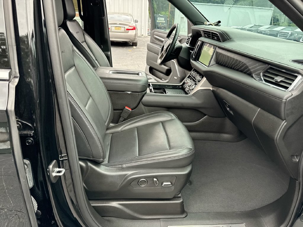 Used 2024 GMC Yukon XL Denali AWD/4WD image 32