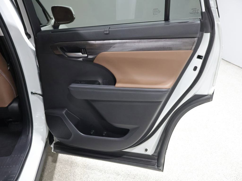 Used 2025 Toyota Highlander Limited AWD/4WD image 21