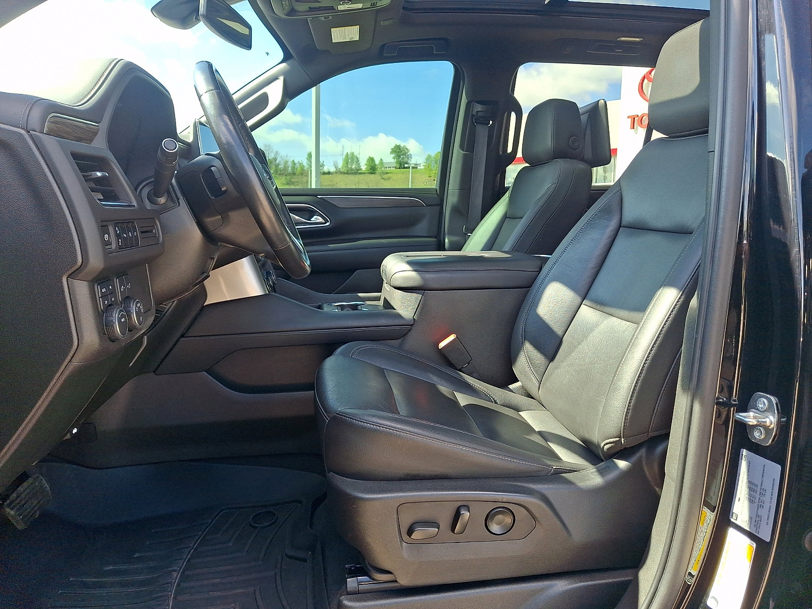 Used 2021 Chevrolet Tahoe Z71 w/ Rear Media and Nav Package image 16