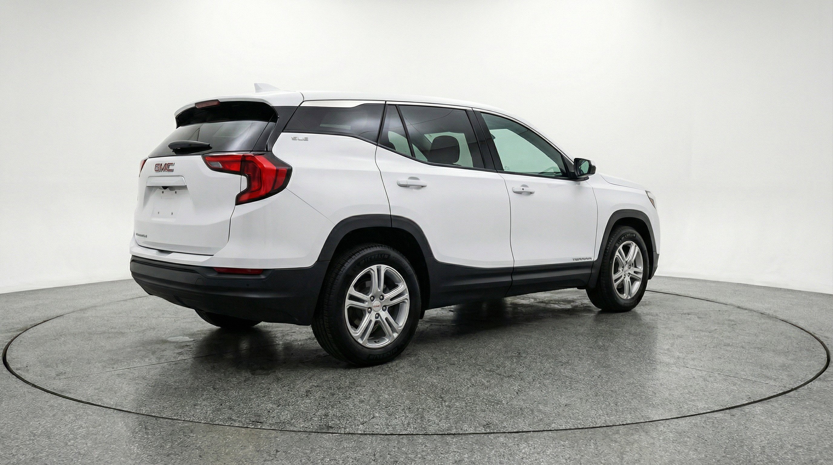 Used 2024 GMC Terrain SLE FWD image 9