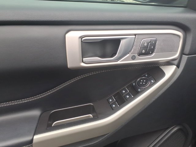 Used 2023 Ford Explorer Limited w/ Equipment Group 301A RWD image 6