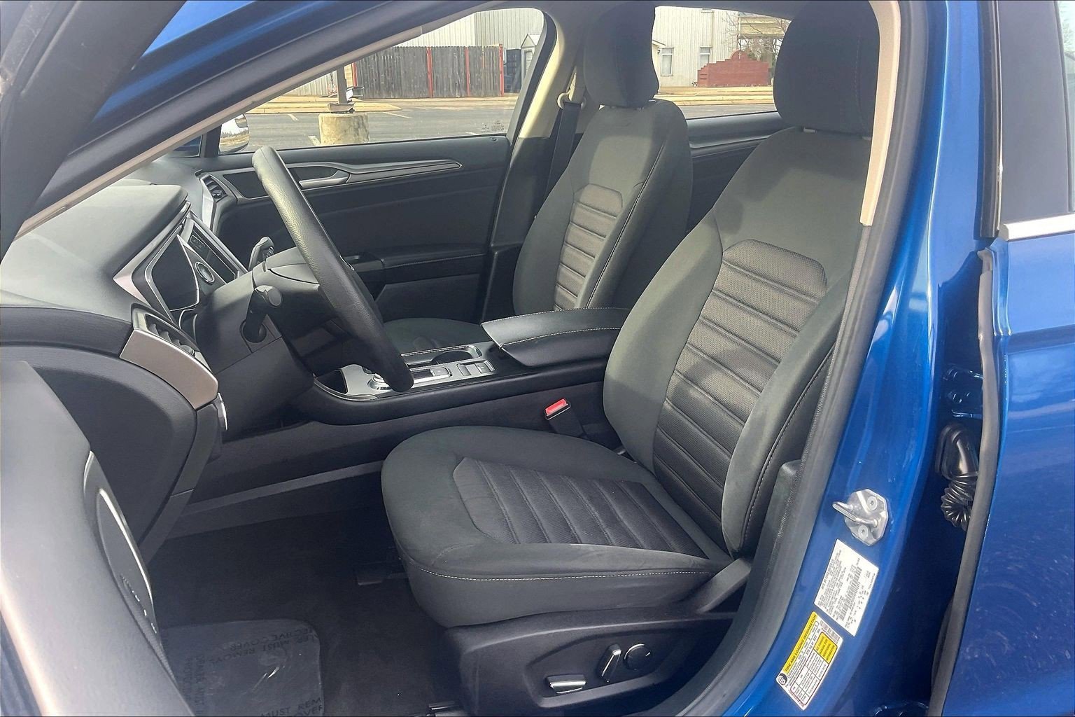 Used 2017 Ford Fusion SE w/ Fusion SE Technology Package image 7