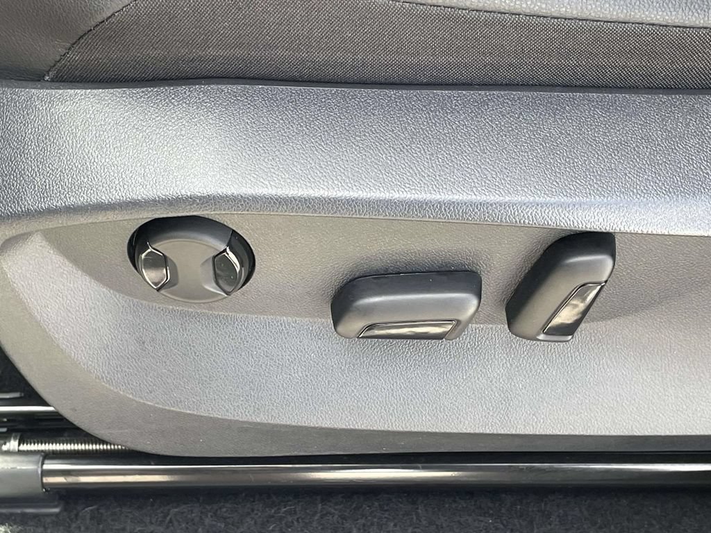 Used 2022 Volkswagen Tiguan SE FWD image 18