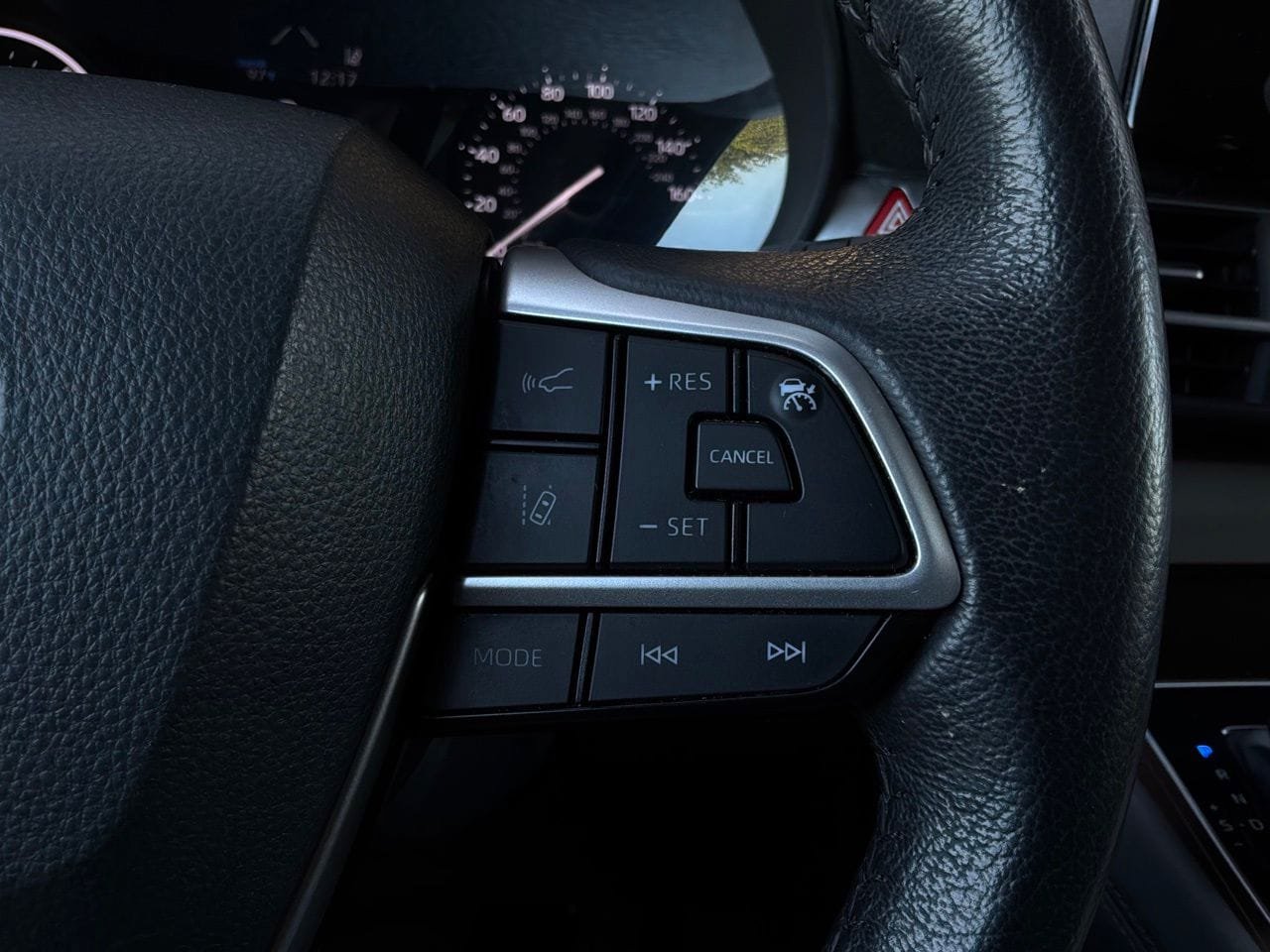 Used 2024 Toyota Sienna XLE FWD image 43
