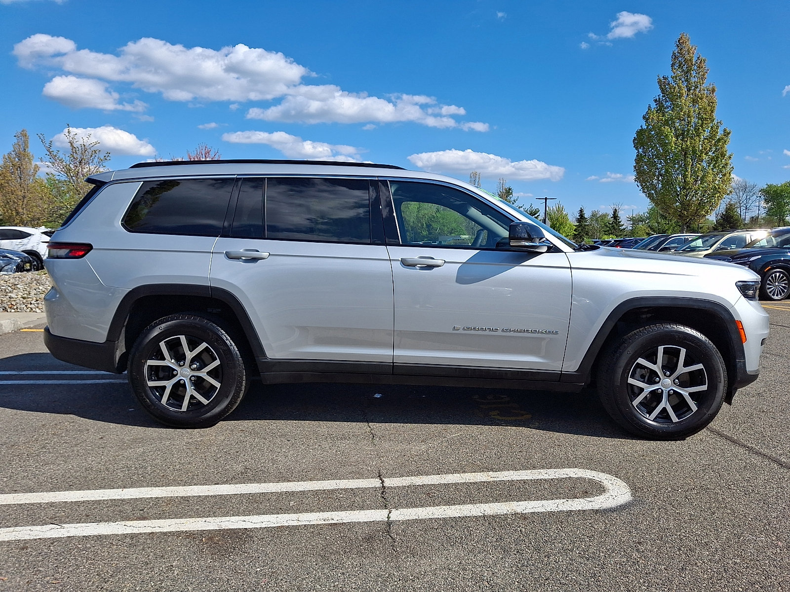 Used 2025 Jeep Grand Cherokee L Limited AWD/4WD image 7