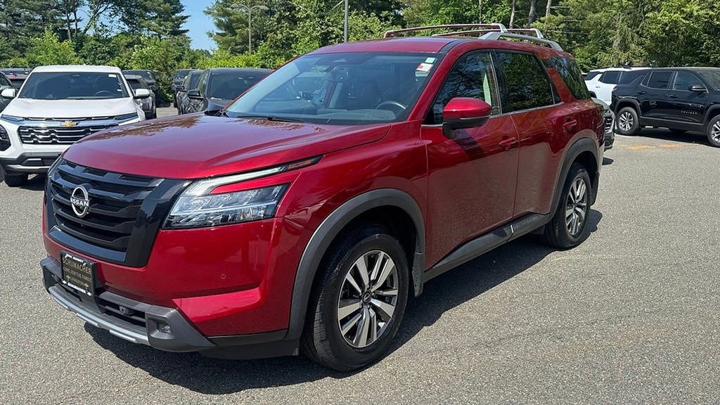 Used 2022 Nissan Pathfinder SL w/ SL Black Package AWD/4WD image 3