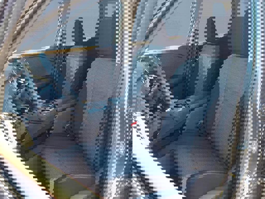 Used 2023 Nissan Rogue SV image 2