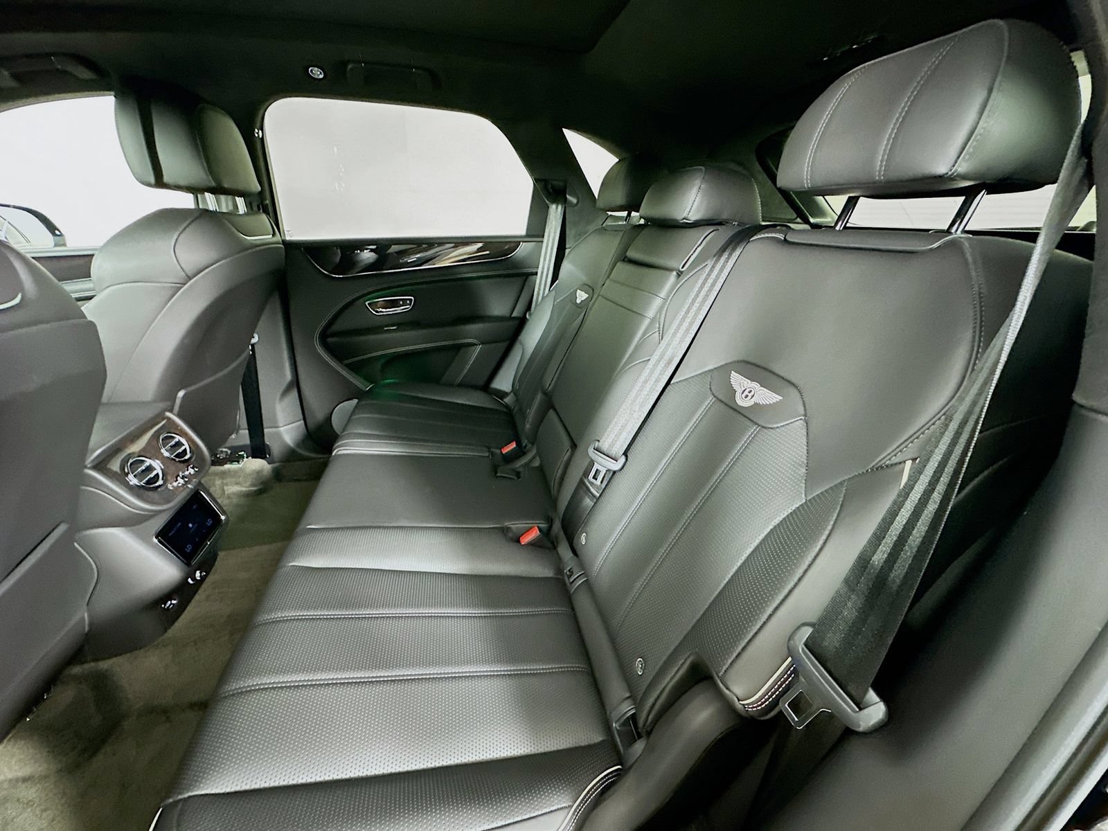 Used 2022 Bentley Bentayga AWD/4WD image 34