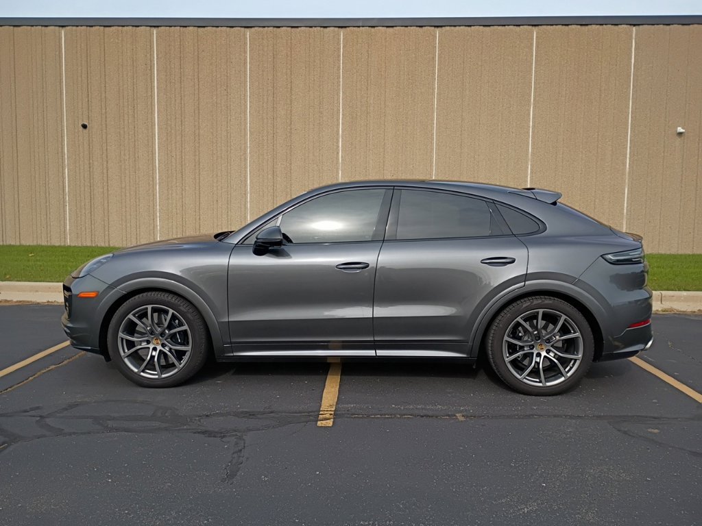 Certified 2022 Porsche Cayenne Turbo AWD/4WD image 2