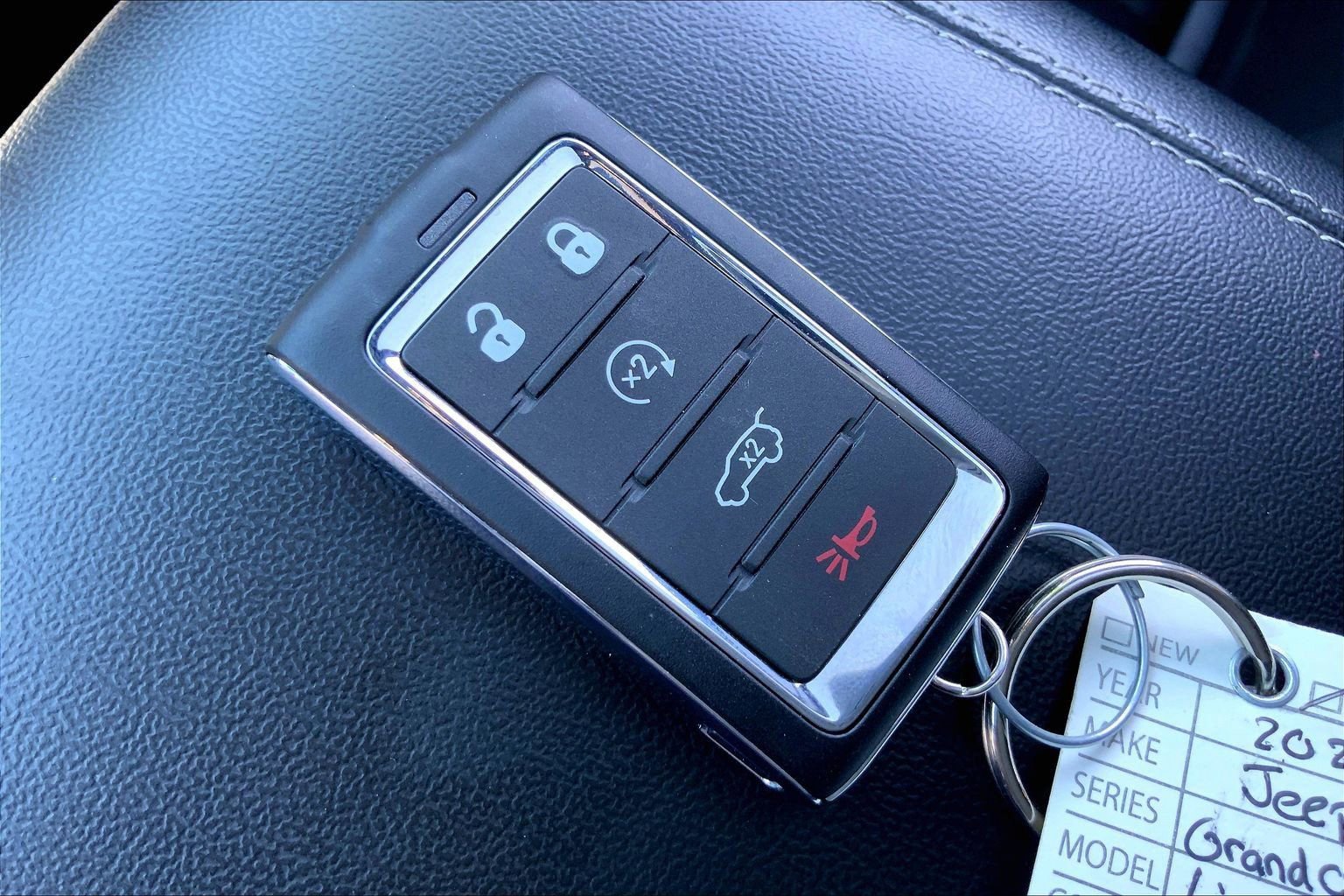 Certified 2025 Jeep Grand Cherokee Limited w/ Black Appearance Package AWD/4WD image 14