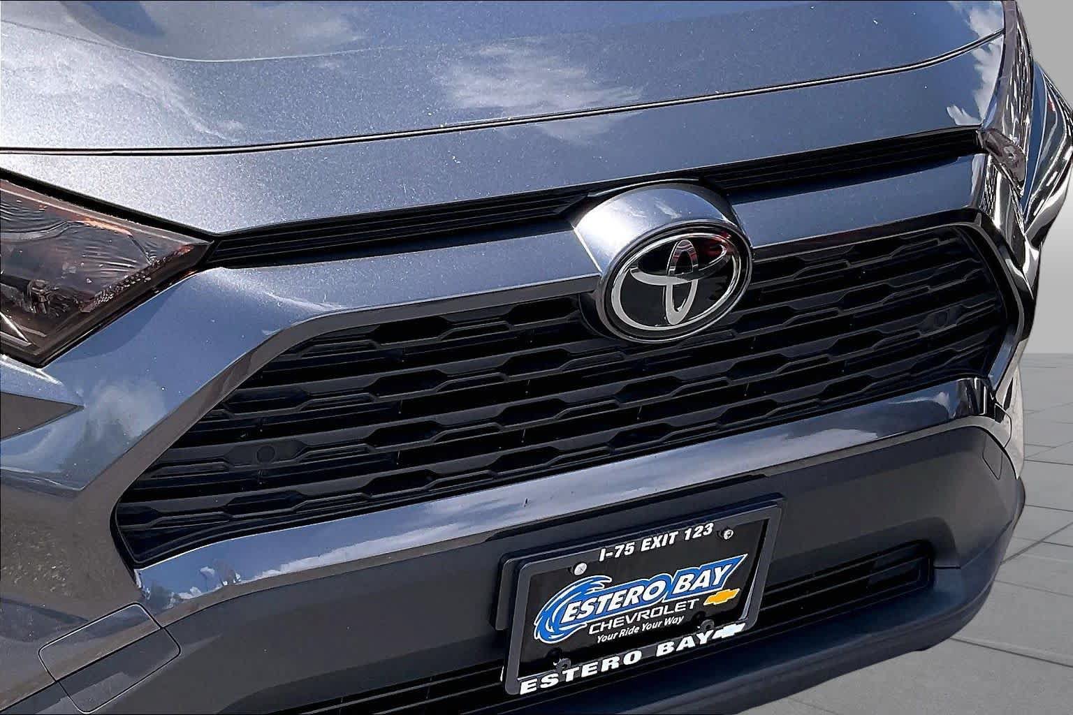 Used 2020 Toyota RAV4 XLE Premium FWD image 30