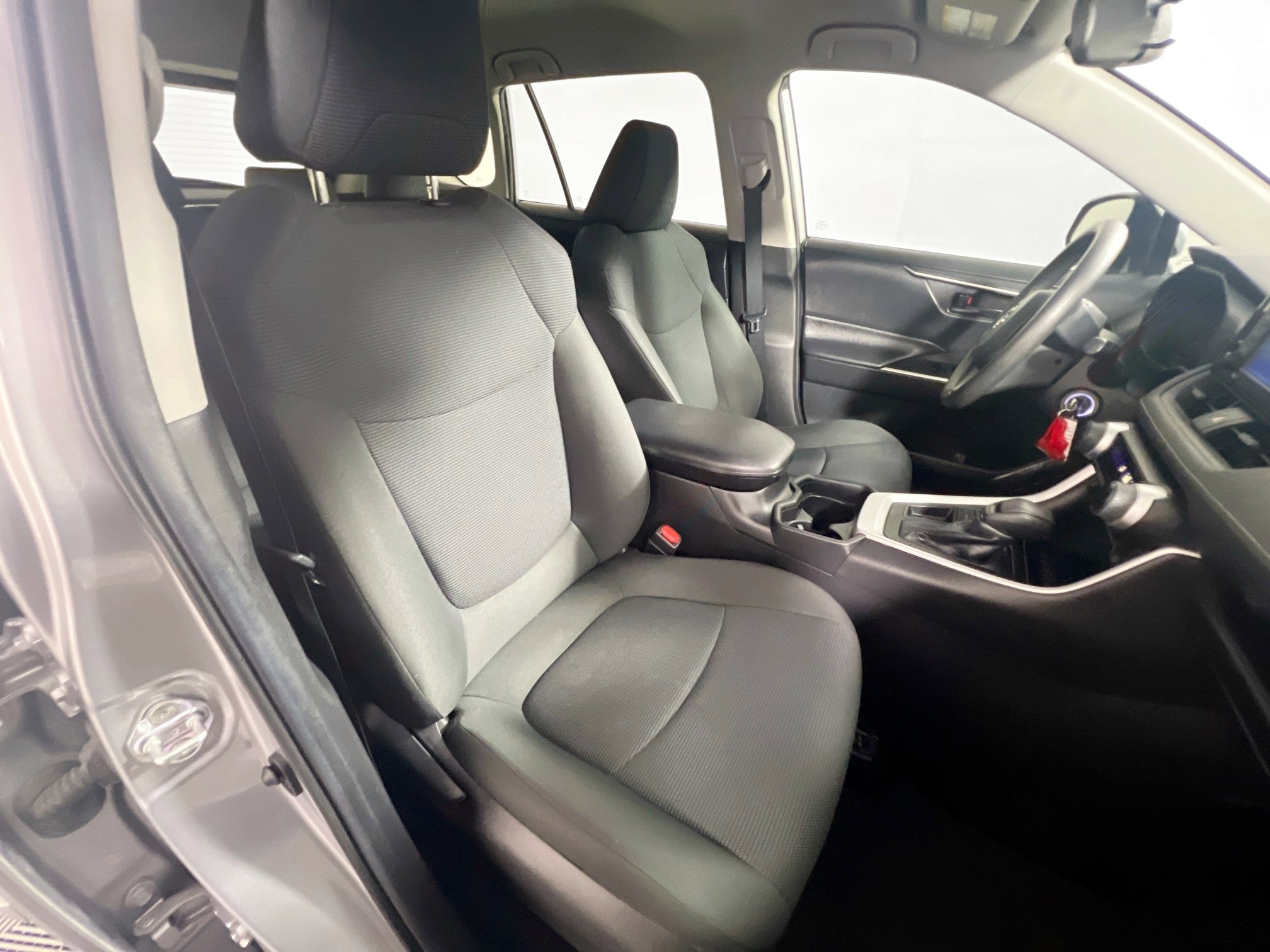 Used 2020 Toyota RAV4 LE image 29