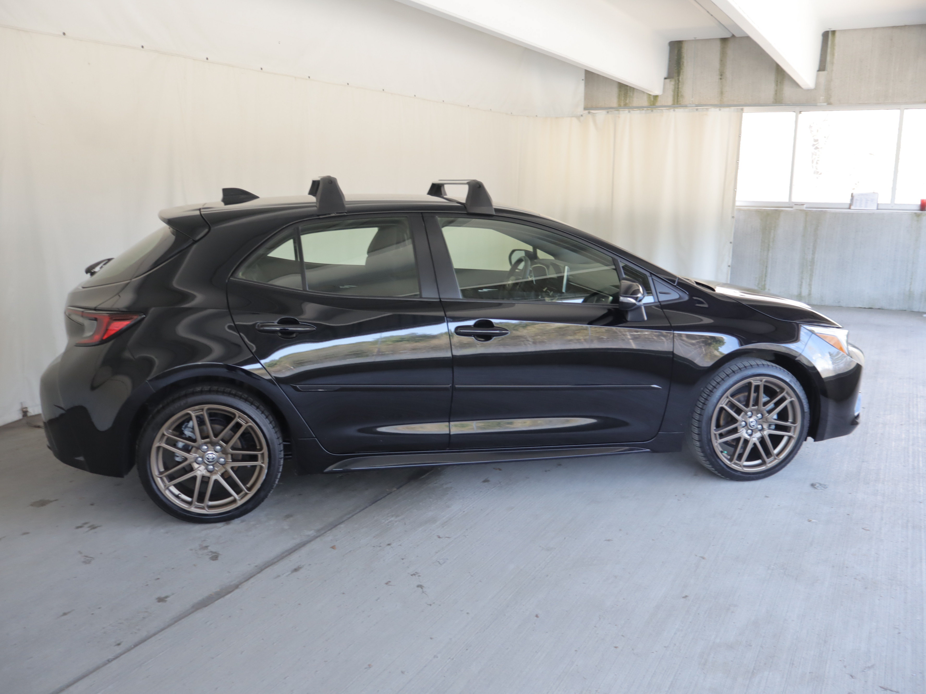 Used 2025 Toyota Corolla Hatchback w/ SE Package FWD image 4