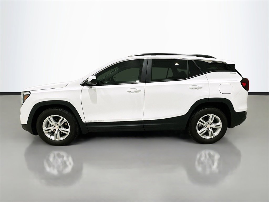 Used 2023 GMC Terrain SLE w/ Driver Convenience Package image 4