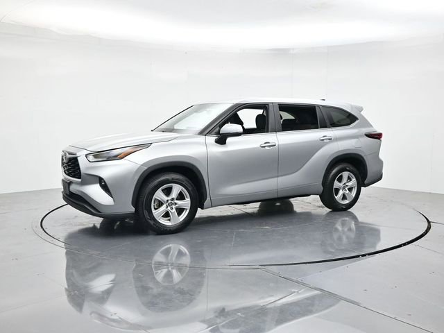 Used 2024 Toyota Highlander LE FWD image 5