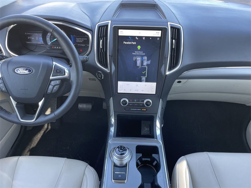 Used 2021 Ford Edge Titanium w/ Equipment Group 301A image 4