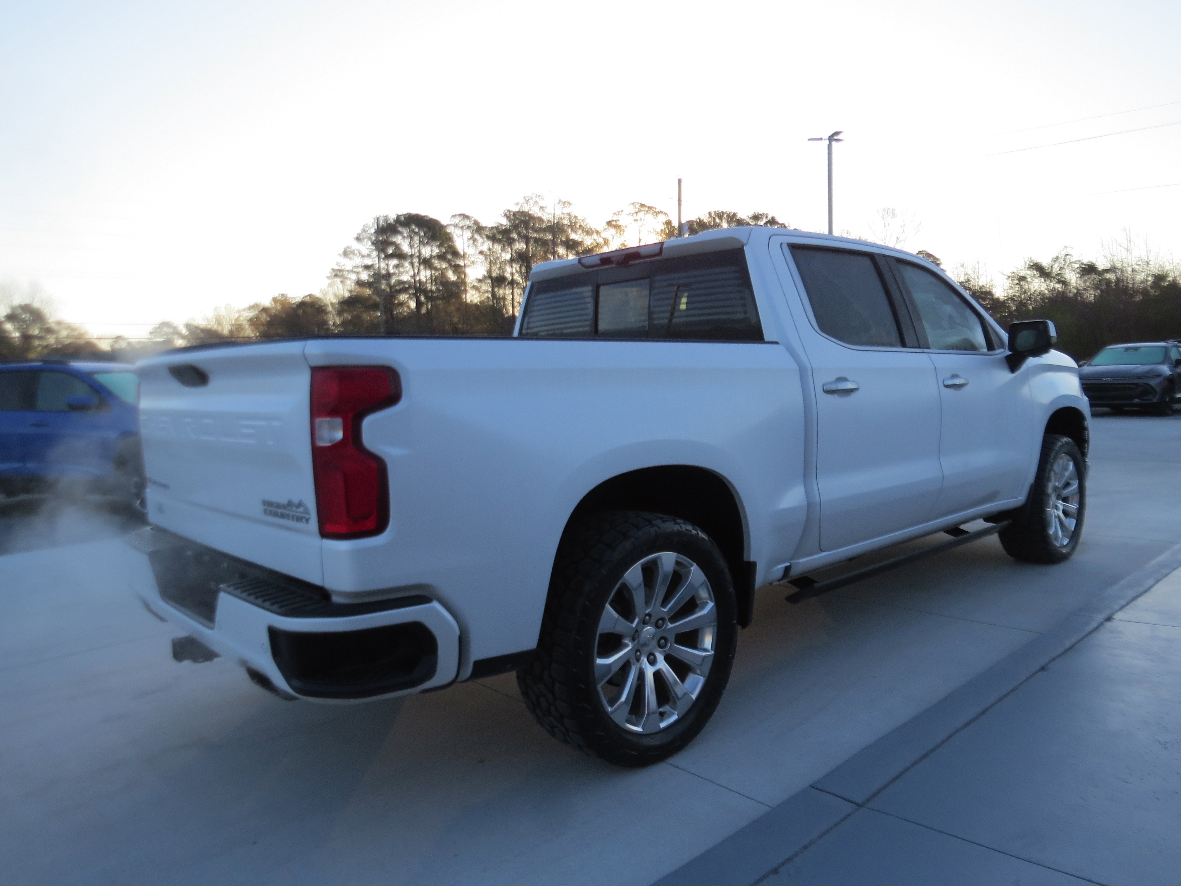 Certified 2022 Chevrolet Silverado 1500 High Country w/ Technology Package AWD/4WD image 4