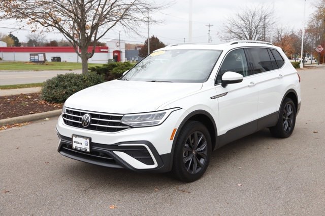 Used 2023 Volkswagen Tiguan SE w/ Panoramic Sunroof Package image 8