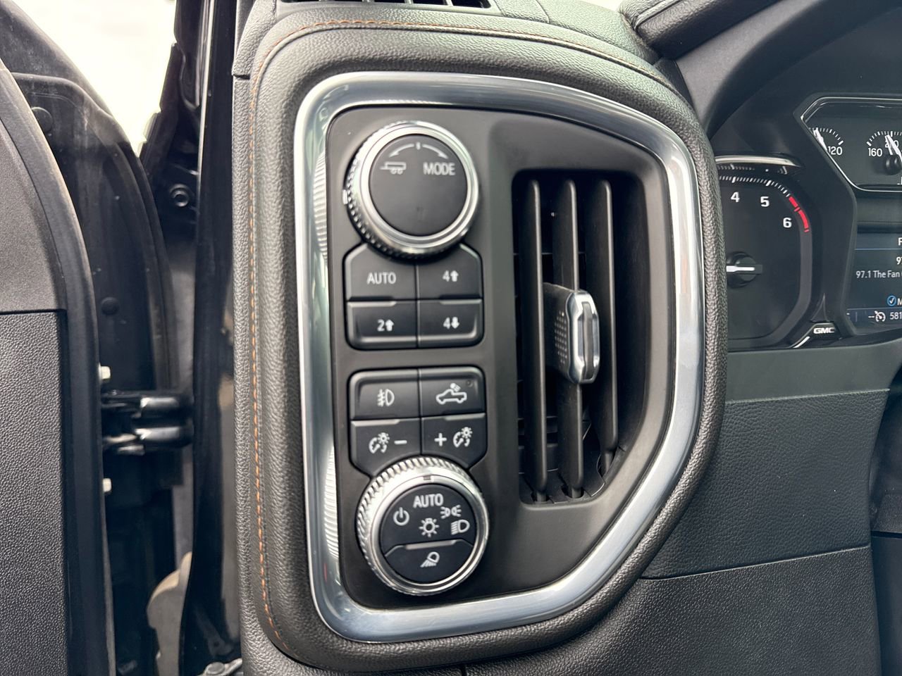 Used 2022 GMC Sierra 2500 AT4 w/ AT4 Preferred Package AWD/4WD image 18