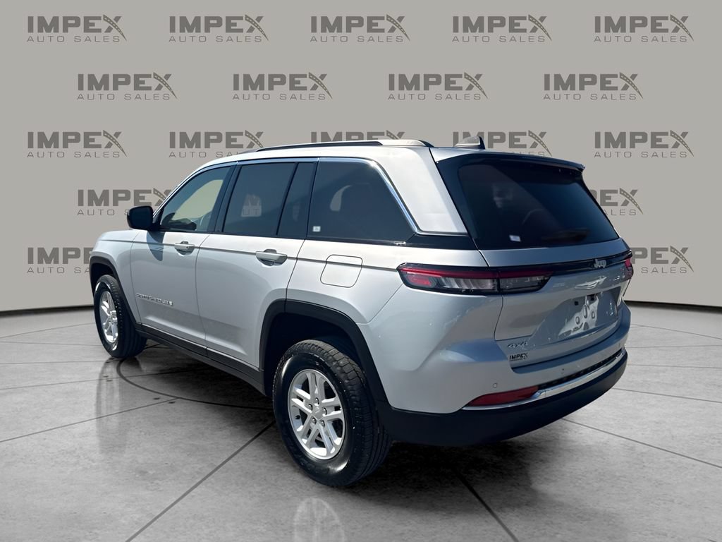 Used 2024 Jeep Grand Cherokee Laredo AWD/4WD image 3
