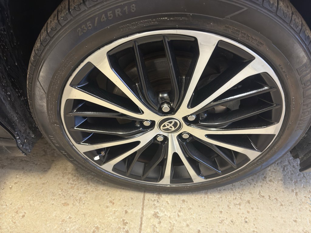 Used 2020 Toyota Camry SE w/ Sunroof Package image 35