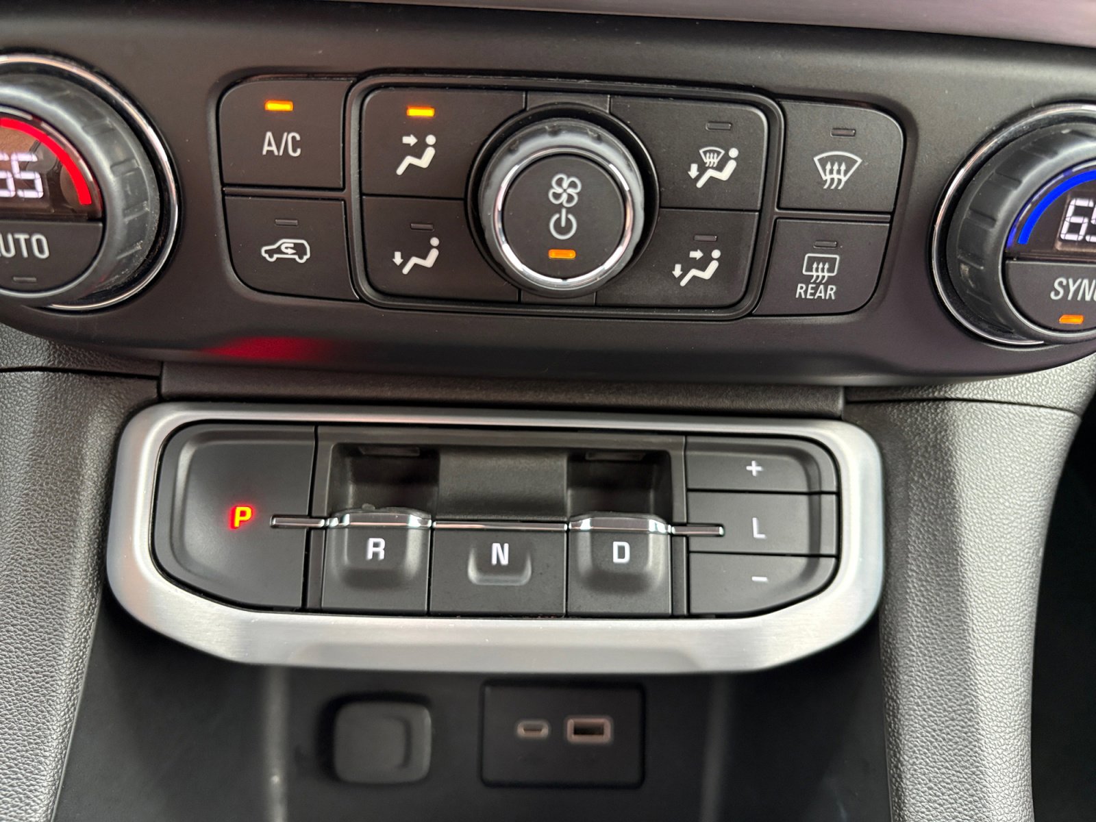 Used 2021 GMC Acadia SLE image 15