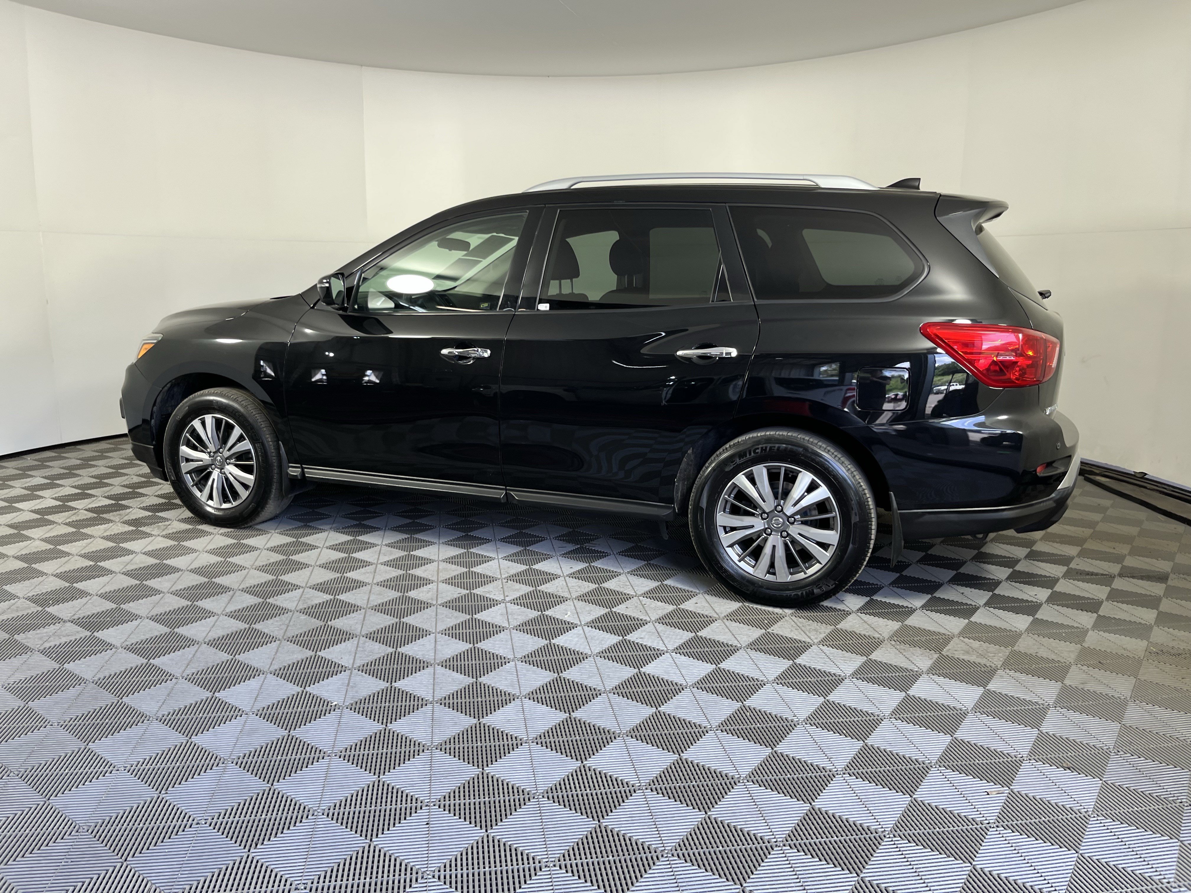 Used 2019 Nissan Pathfinder S AWD/4WD image 2