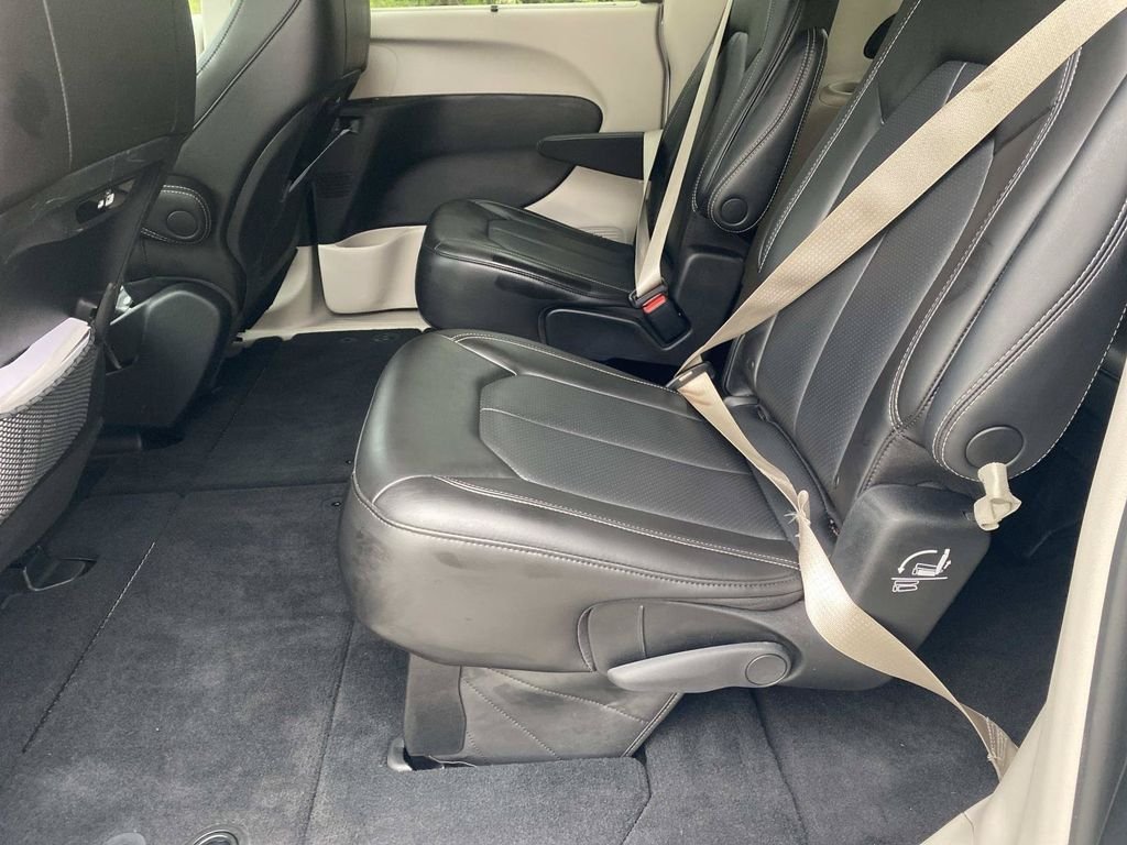 Used 2023 Chrysler Pacifica Touring-L FWD image 13