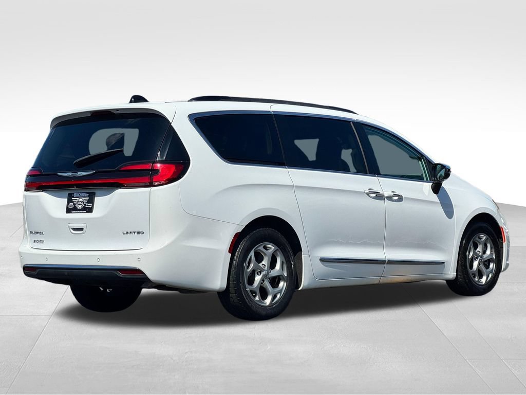Used 2023 Chrysler Pacifica Limited FWD image 7