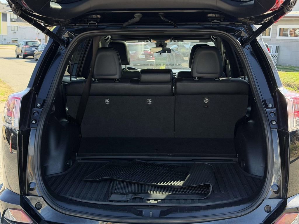 Used 2017 Toyota RAV4 SE image 14