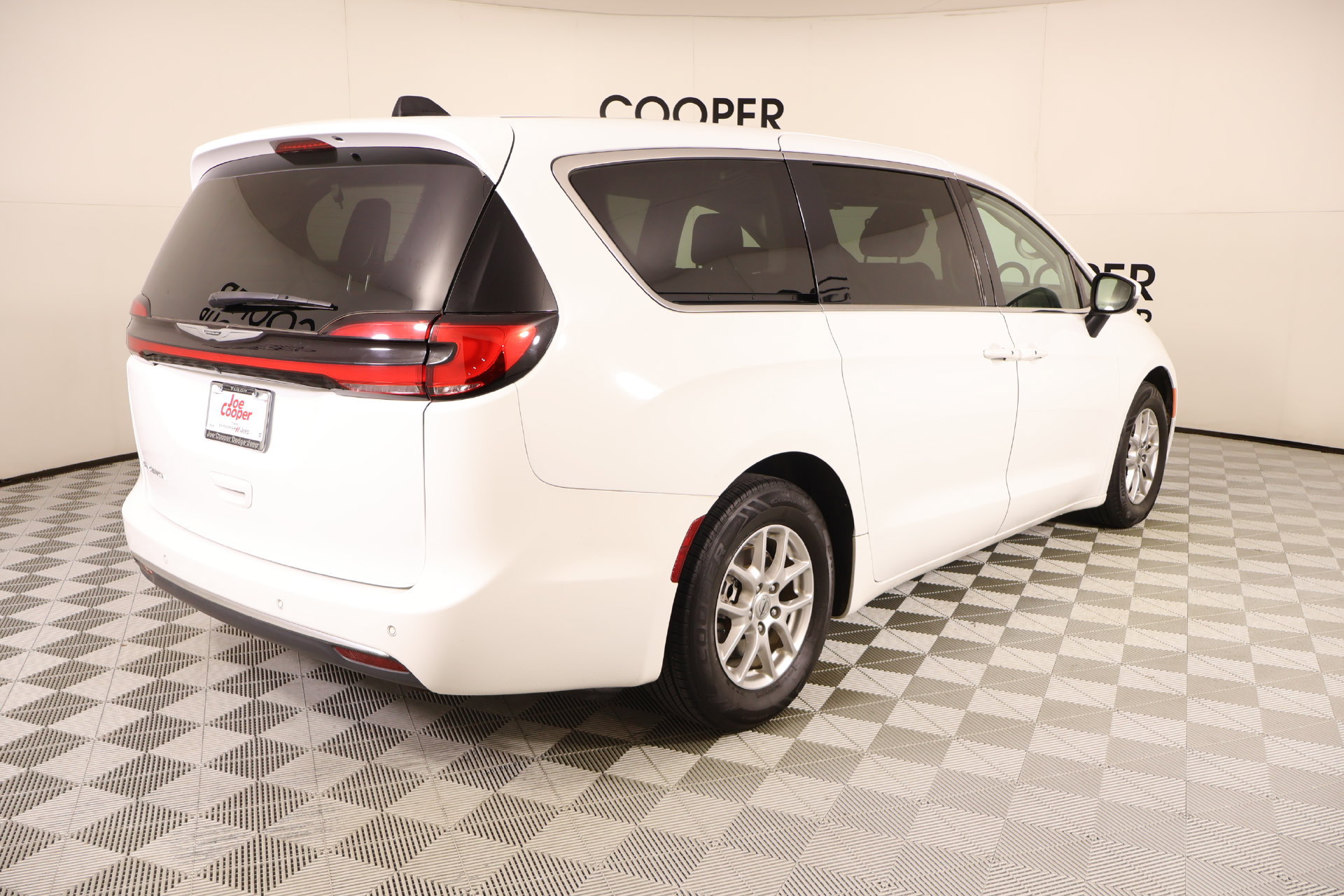 Used 2023 Chrysler Pacifica Touring-L FWD image 21