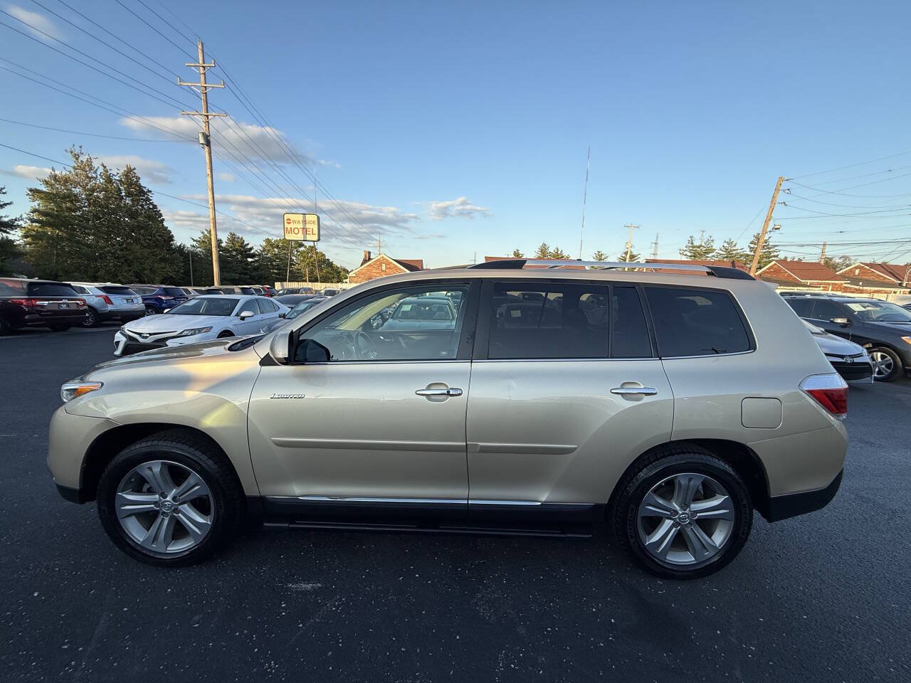 Used 2012 Toyota Highlander Limited w/ Tow Pkg AWD/4WD image 4