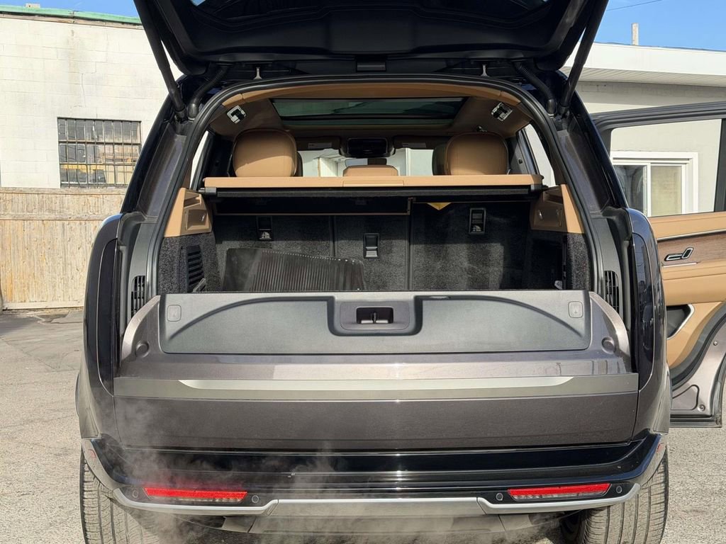 Used 2025 Land Rover Range Rover SE image 17