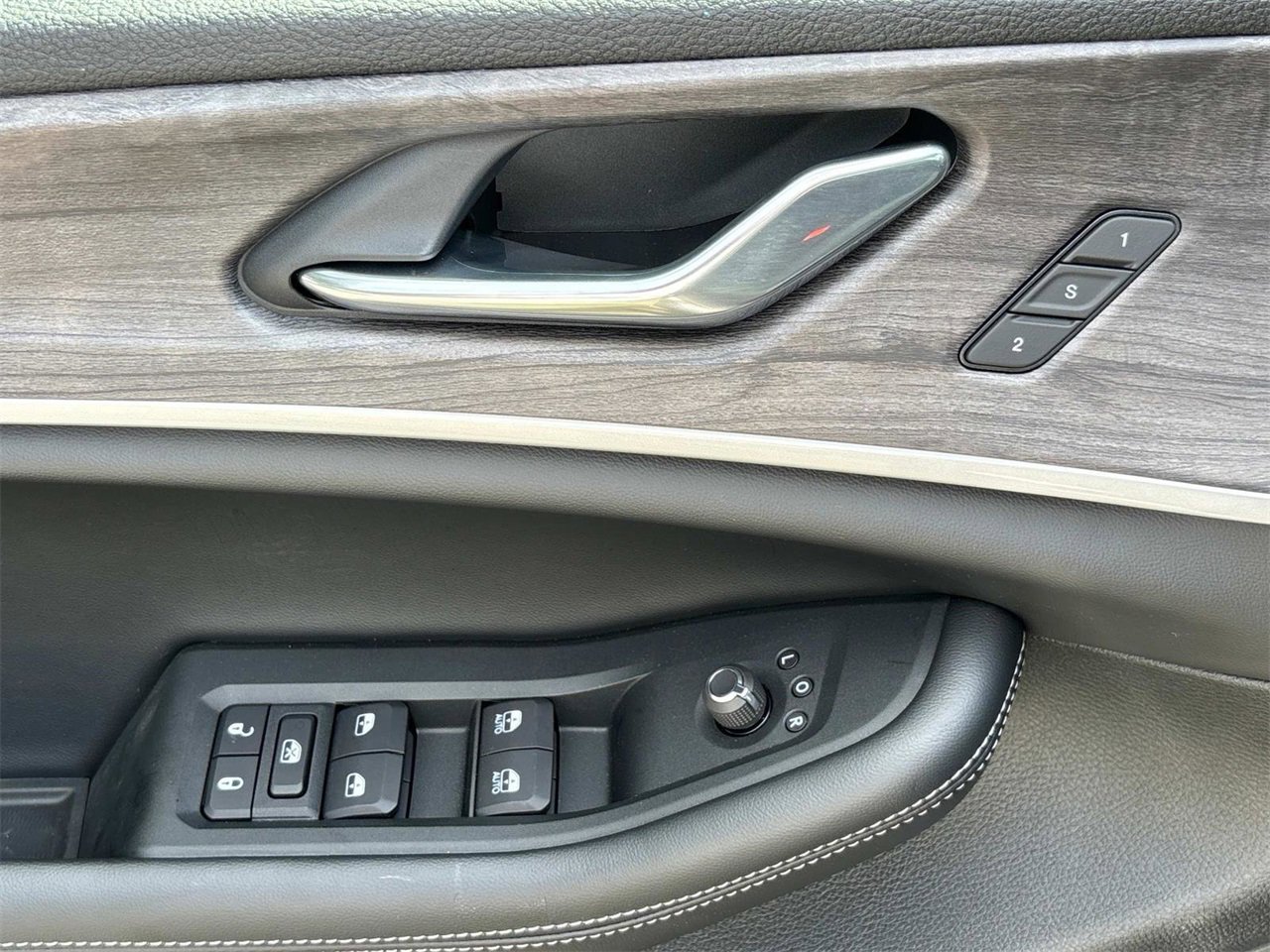 New 2025 Jeep Grand Cherokee L Limited w/ Black Appearance Package image 29