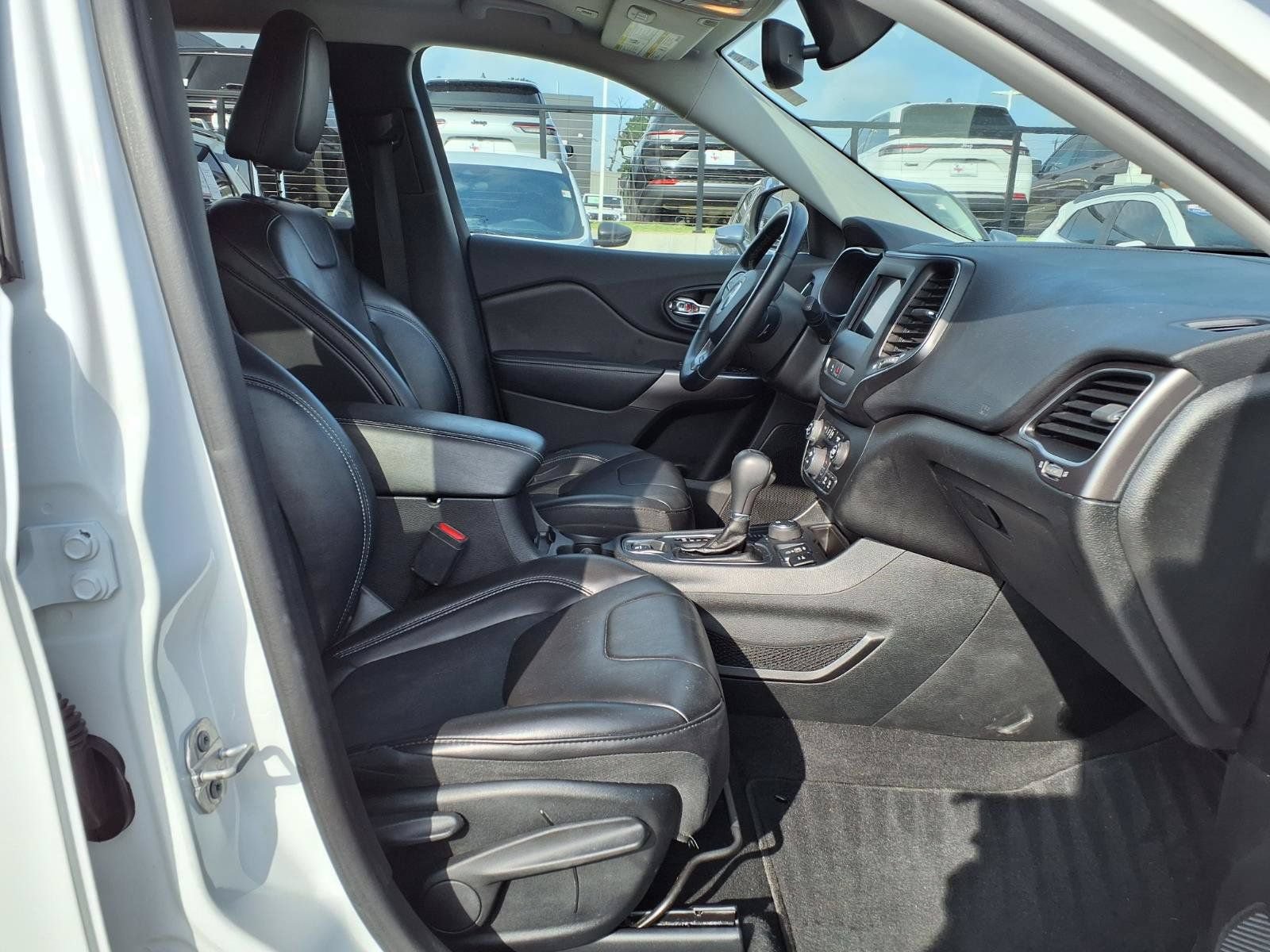 Used 2019 Jeep Cherokee Latitude Plus w/ Comfort/Convenience Group AWD/4WD image 18