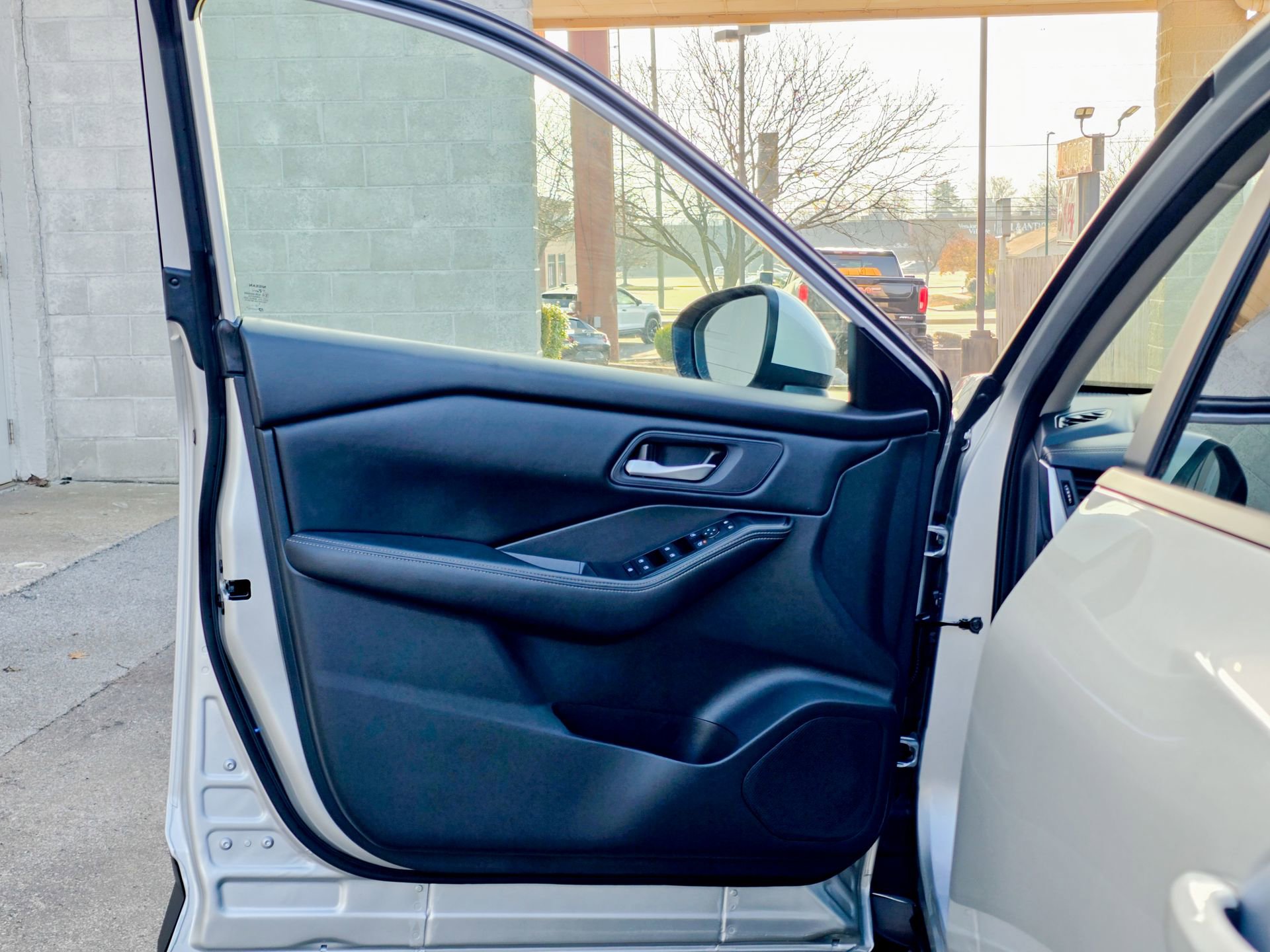 Used 2024 Nissan Rogue SV image 29